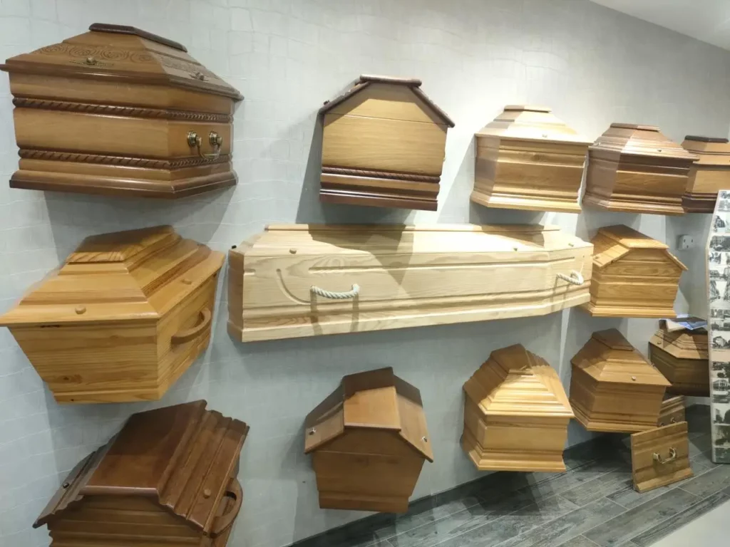 cercueil accrocher a un mur