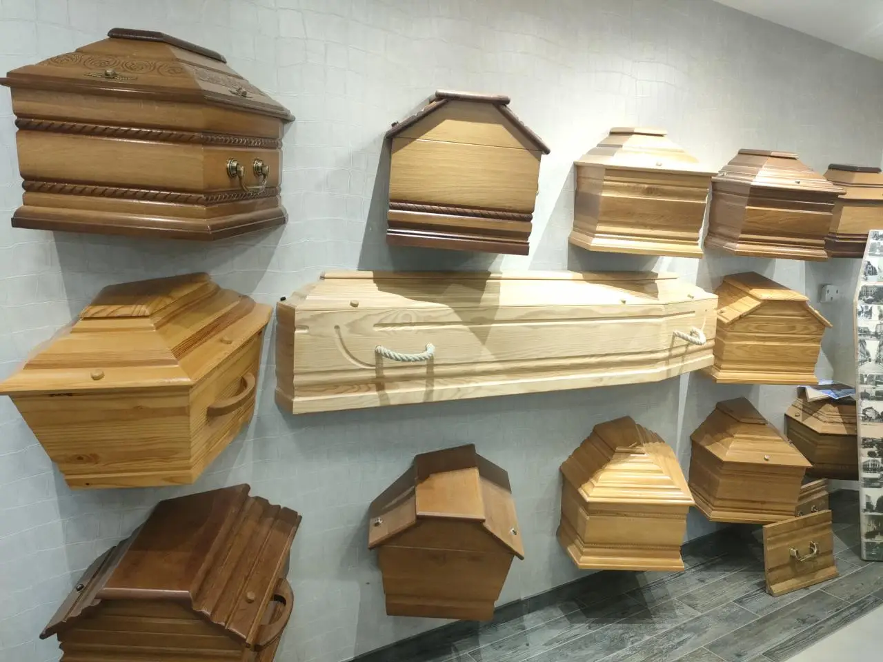 cercueil accrocher a un mur